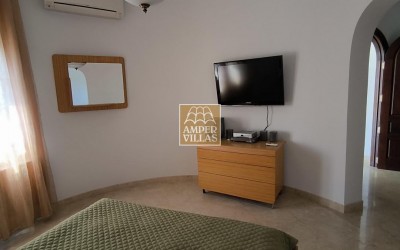 Fantástica villa con gran parcela, con privacidad y vistas al mar.